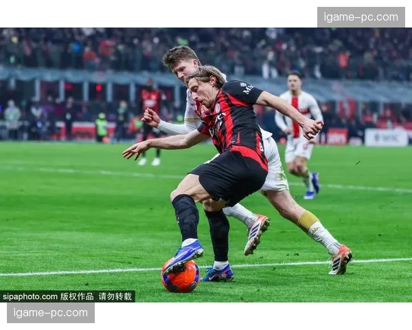 莱奥凌空抽射击中门柱，AC米兰错失扳平良机