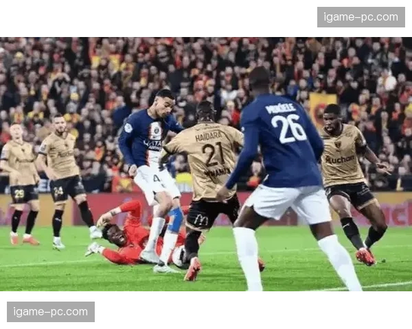 昂热与洛里昂上演进球大战，双方先后变阵，最终3-3握手言和。